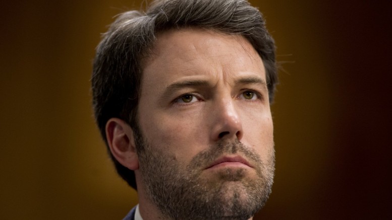 Ben Affleck parece triste com críticas negativas de “Batman vs Superman”