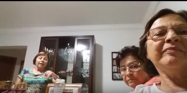 Ta ai o que suas avós ficam fazendo durante o chá da tarde