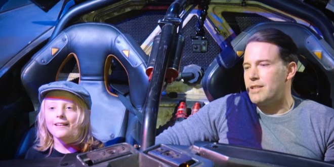Ben Affleck leva fãs para dar uma volta no Batmóvel