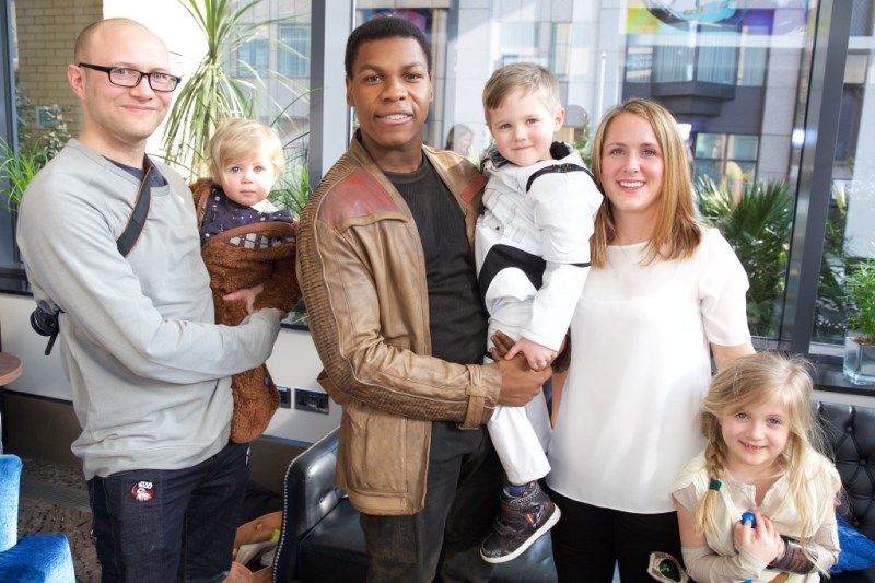 John Boyega, ator de ‘Star Wars’, visita crianças em hospital de Londres