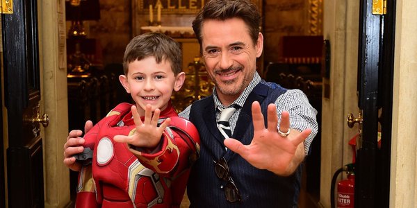 Robert Downey Jr. faz visita surpresa a hospital infantil na Inglaterra