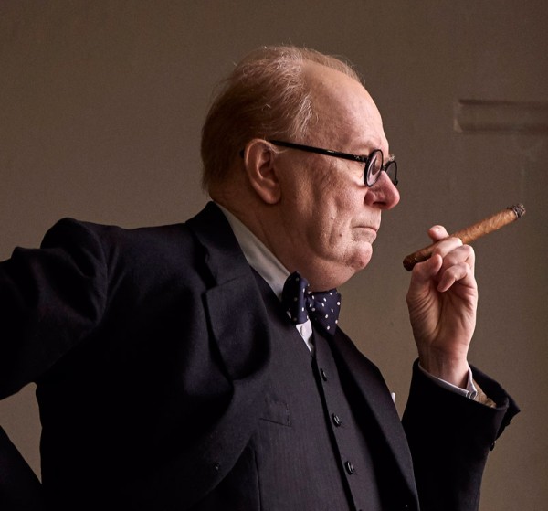 Darkest Hour: Gary Oldman se transforma em Winston Churchill na primeira imagem do filme