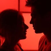 “Alguma Coisa Assim” estreia em 26 de julho e está tendo a divulgação feita pela Vitrine Filmes