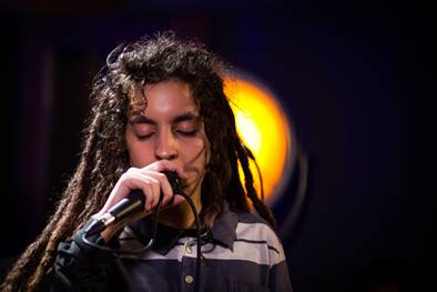 Triz, artista não-binário, se apresenta daqui a pouco no Mundo Pensante