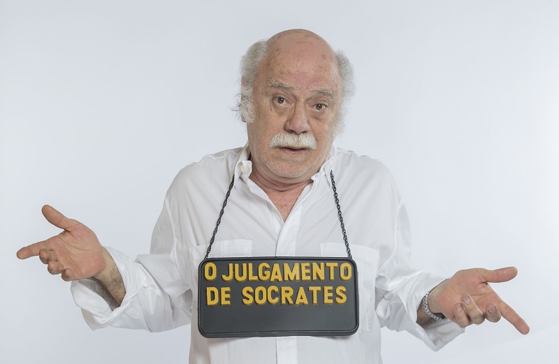 O Julgamento de Sócrates: Comemorando 50 anos de carreira, Tonico Pereira estreia seu primeiro monólogo