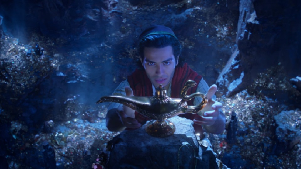 Aladdin, o filme, mostra a primeira aparição do Gênio com a colorização igual à da animação.