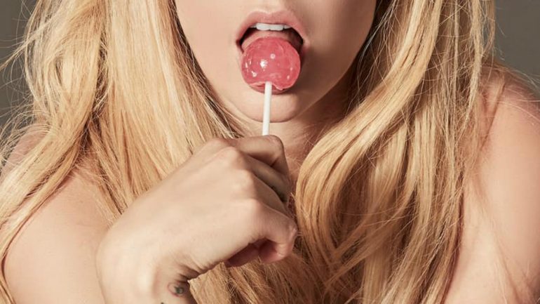 Avril Lavine se une a Nick Minaj e lança o single “Dumb Blonde”