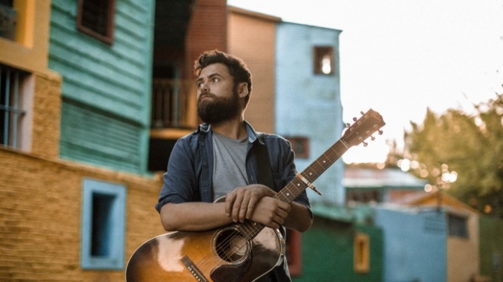 Após tour acompanhando Ed Sheeran, Passenger retorna ao Brasil para show solo em dezembro em SP