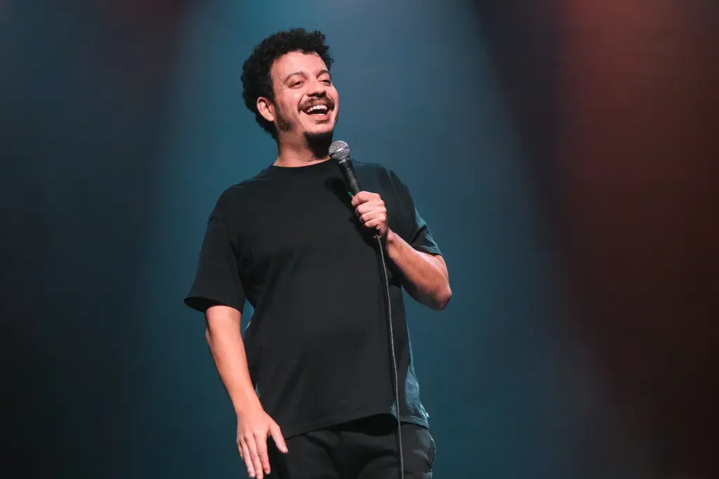 Rodrigo Marques retorna aos palcos com seu novo show, “Paz de Darwin” no Teatro Opus Frei Caneca
