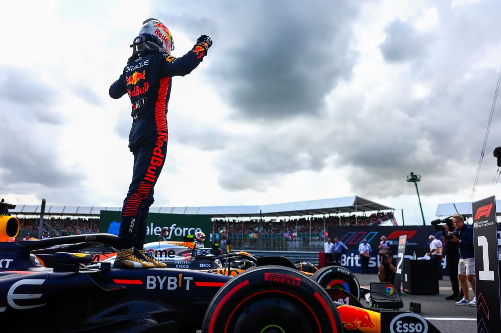 Verstappen fatura GP da Inglaterra com Norris e Hamilton no podium