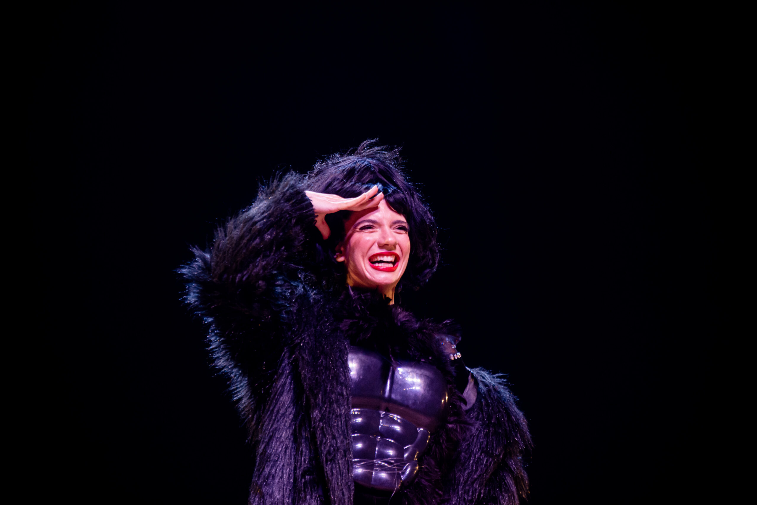 KING KONG FRAN: Sucesso de público com casas lotadas, espetáculo-show-performance da atriz e palhaça Rafaela Azevedo estreia no Teatro MorumbiShopping