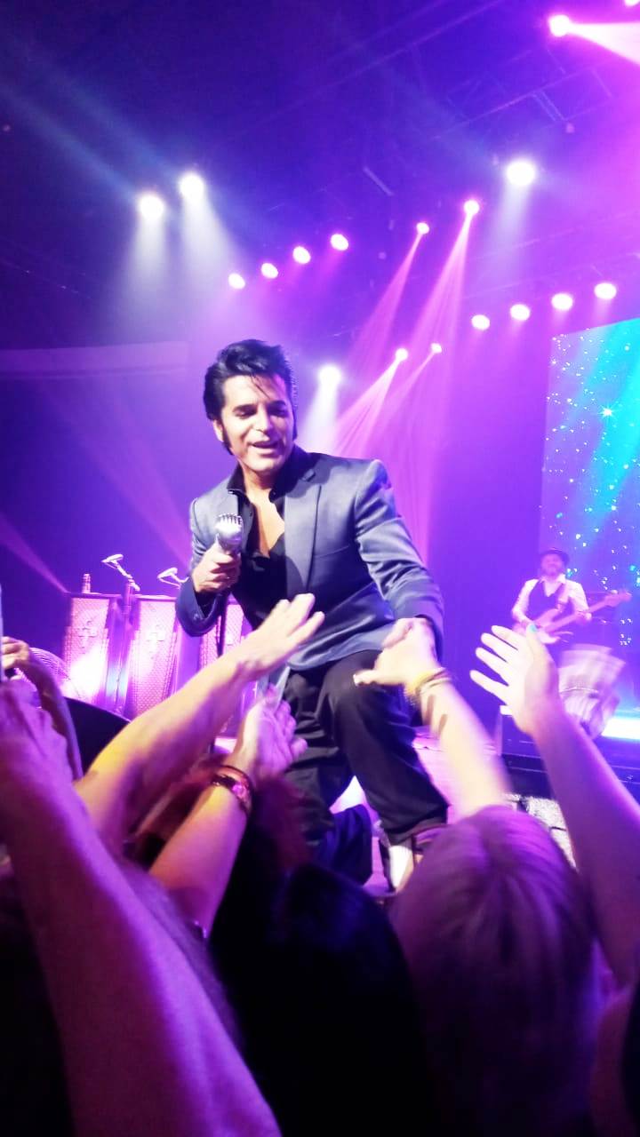 Dean Z apresenta seu tributo a Elvis em Porto Alegre, no Auditório Araújo Vianna