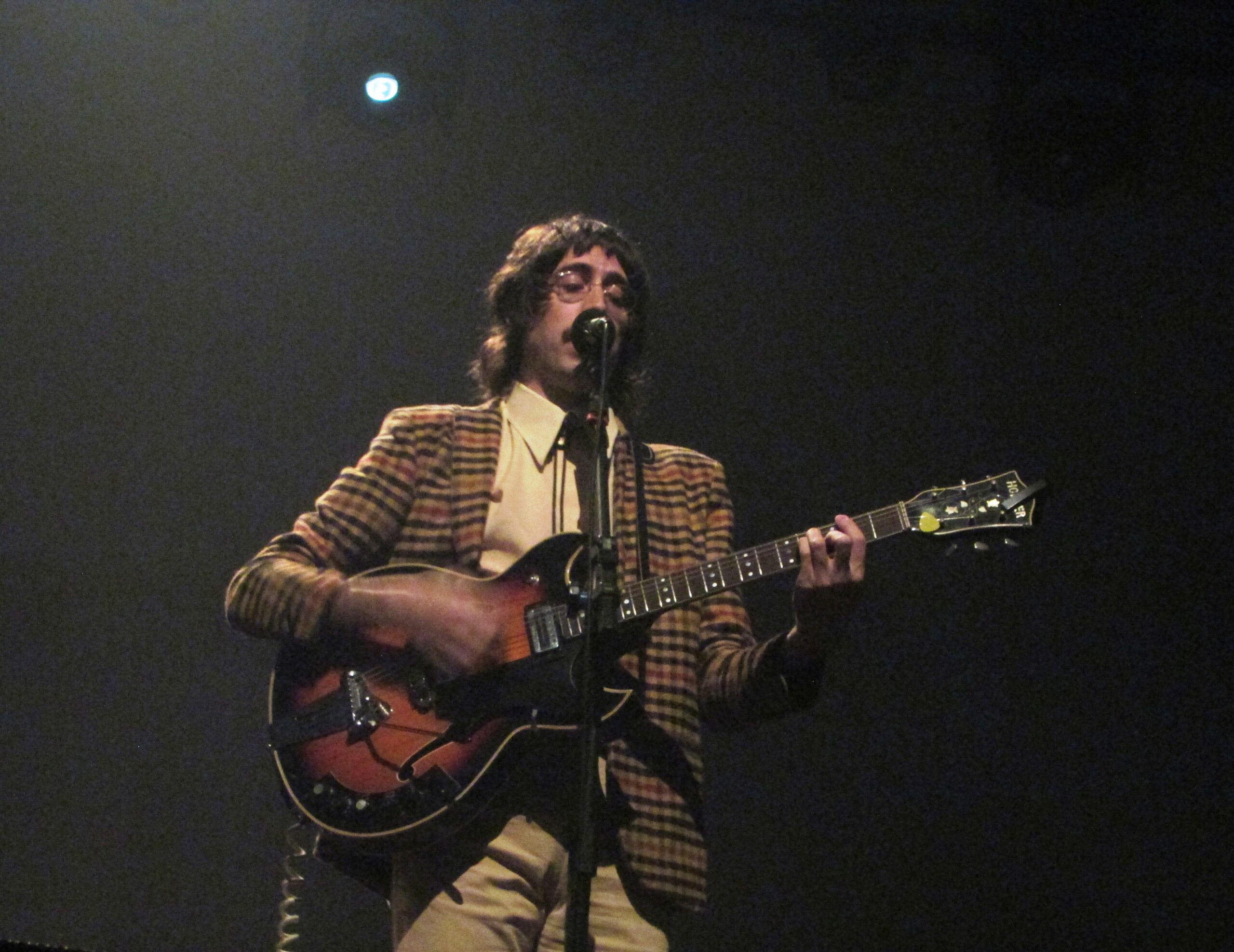 O Terno apresenta show no Auditório Araújo Vianna, em Porto Alegre