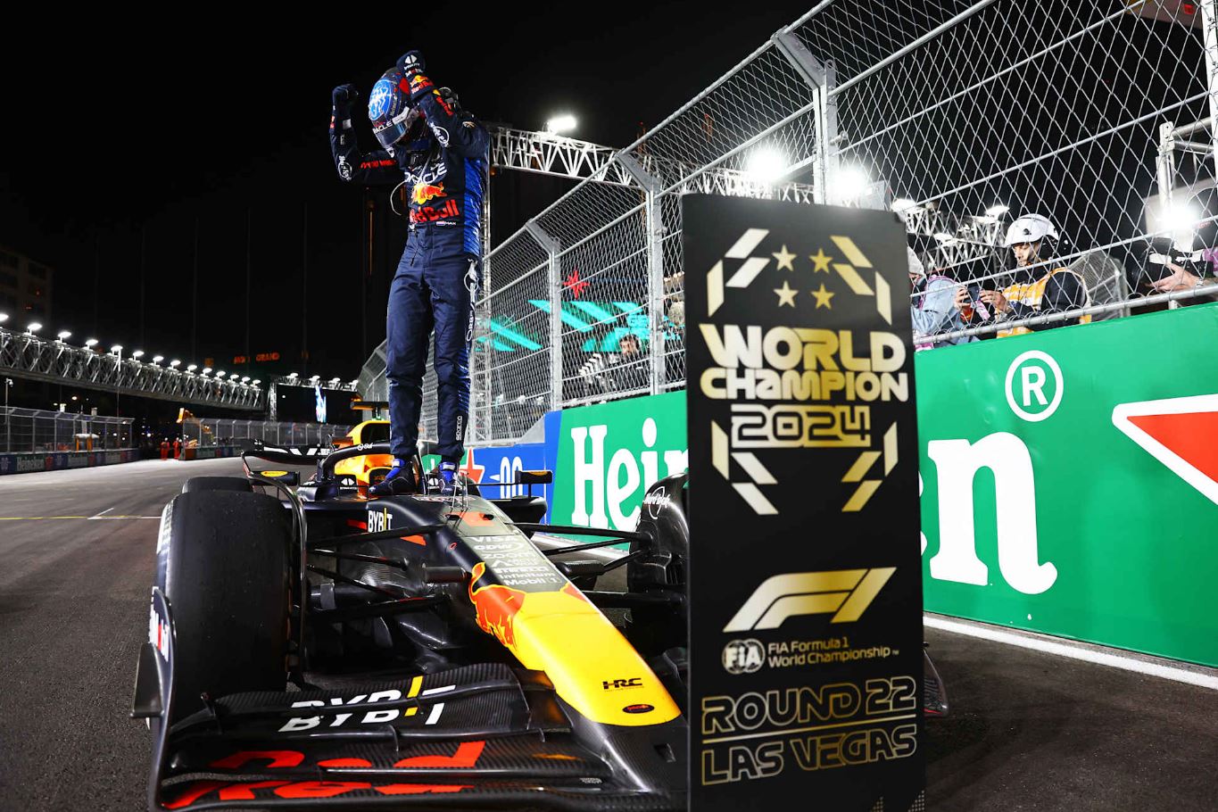 Max Verstappen é tetracampeão em Las Vegas, com dobradinha da Mercedes