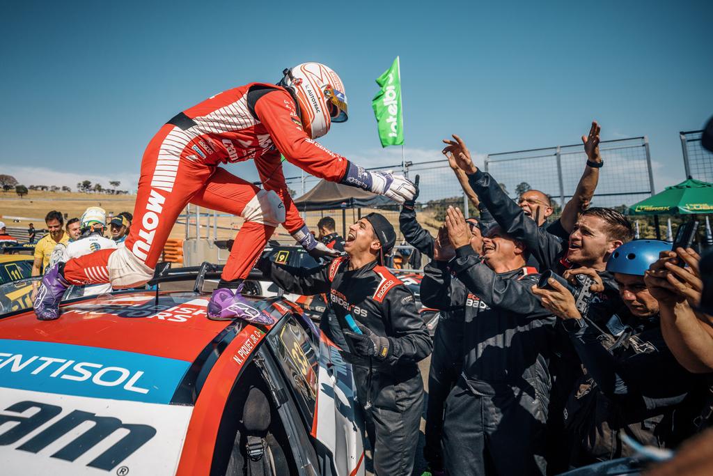 Scuderia Bandeiras brilha no Velocitta com vitórias de Enzo Elias e Nelsinho Piquet na Stock Car 2025