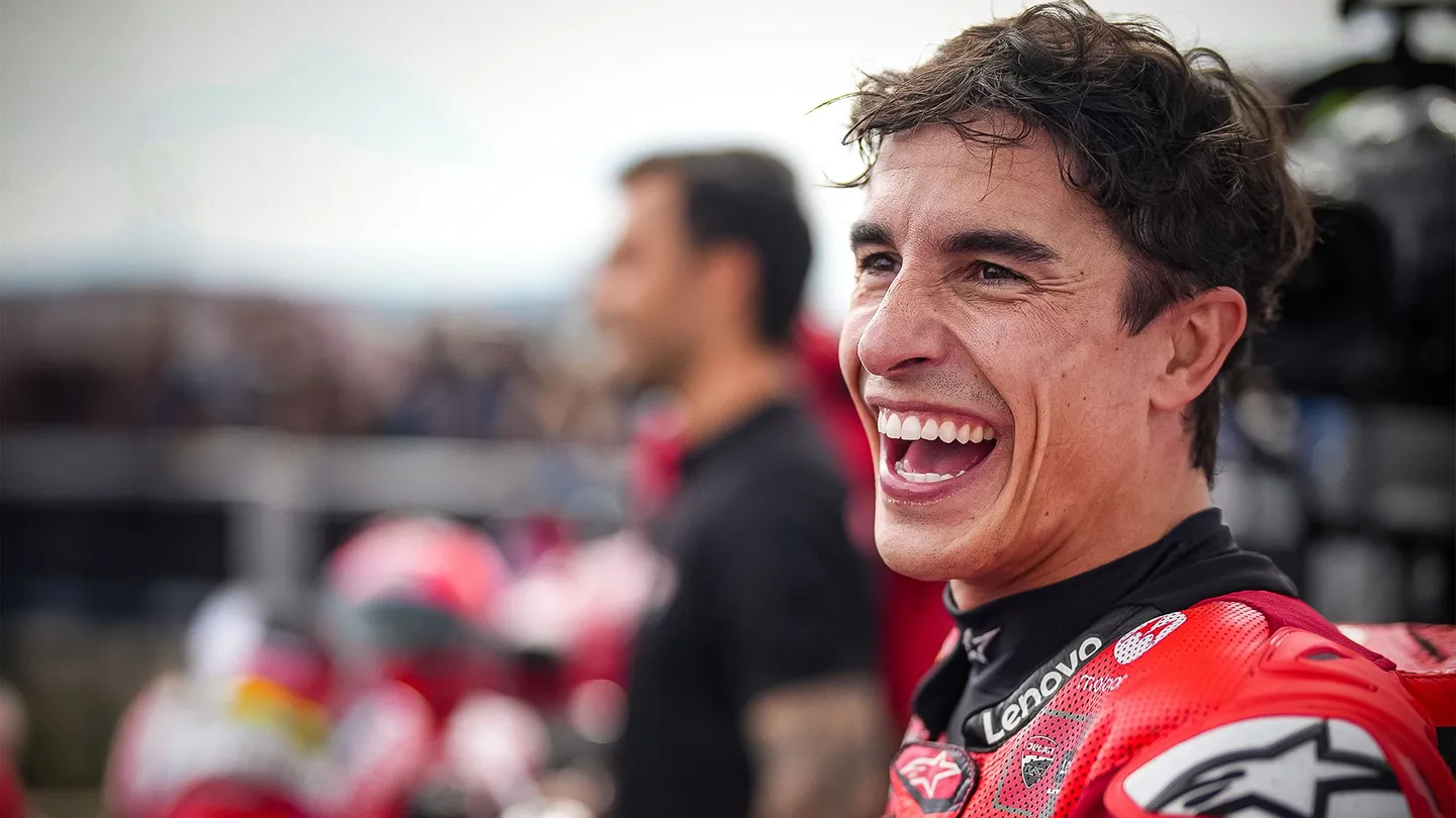 Marcação cerrada até a última curva, mas o rei do Sachsenring não abdica do trono.