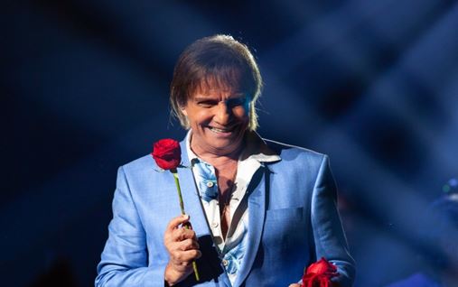 Roberto Carlos anuncia show em São Paulo em agosto e celebra nova fase da carreira com turnê “Eu Ofereço Flores”