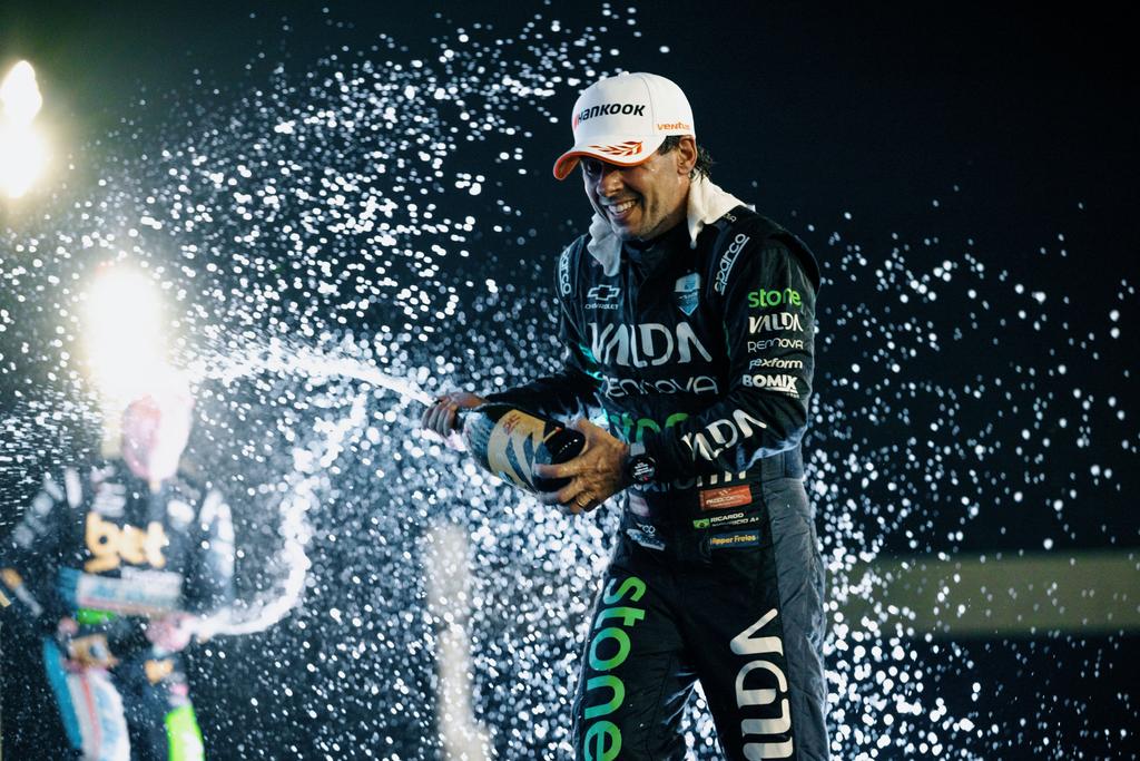 Ricardo Maurício faz história em Cuiabá e vence sprint e corrida noturna inédita da Stock Car 2025