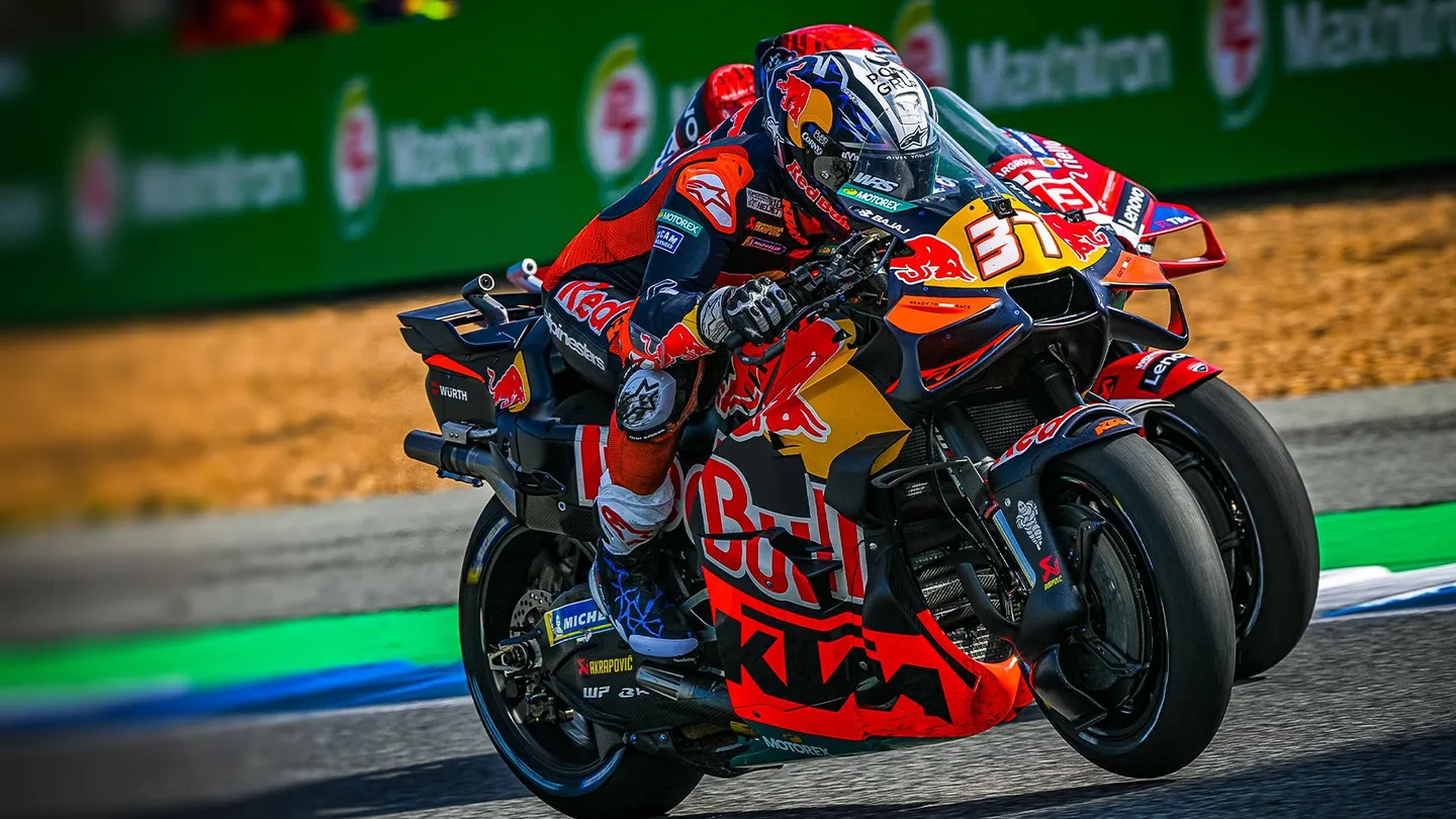 Acosta vence duelo épico com Márquez na abertura da MotoGP 2026